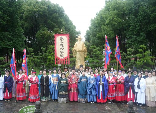 中国の若者に広がる「歴史人物の墓参り」ブーム　時空を超えた推し活